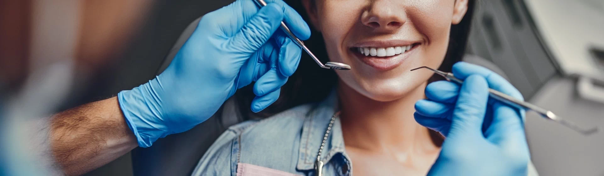 kobieta mająca zabieg dentystyczny